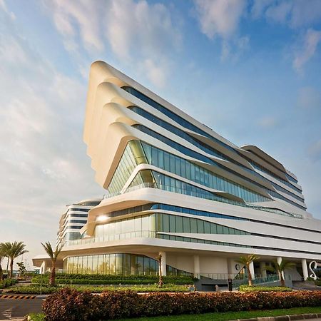 Hotel Conrad Manila Pasay Exterior foto The new building of the National University Hospital