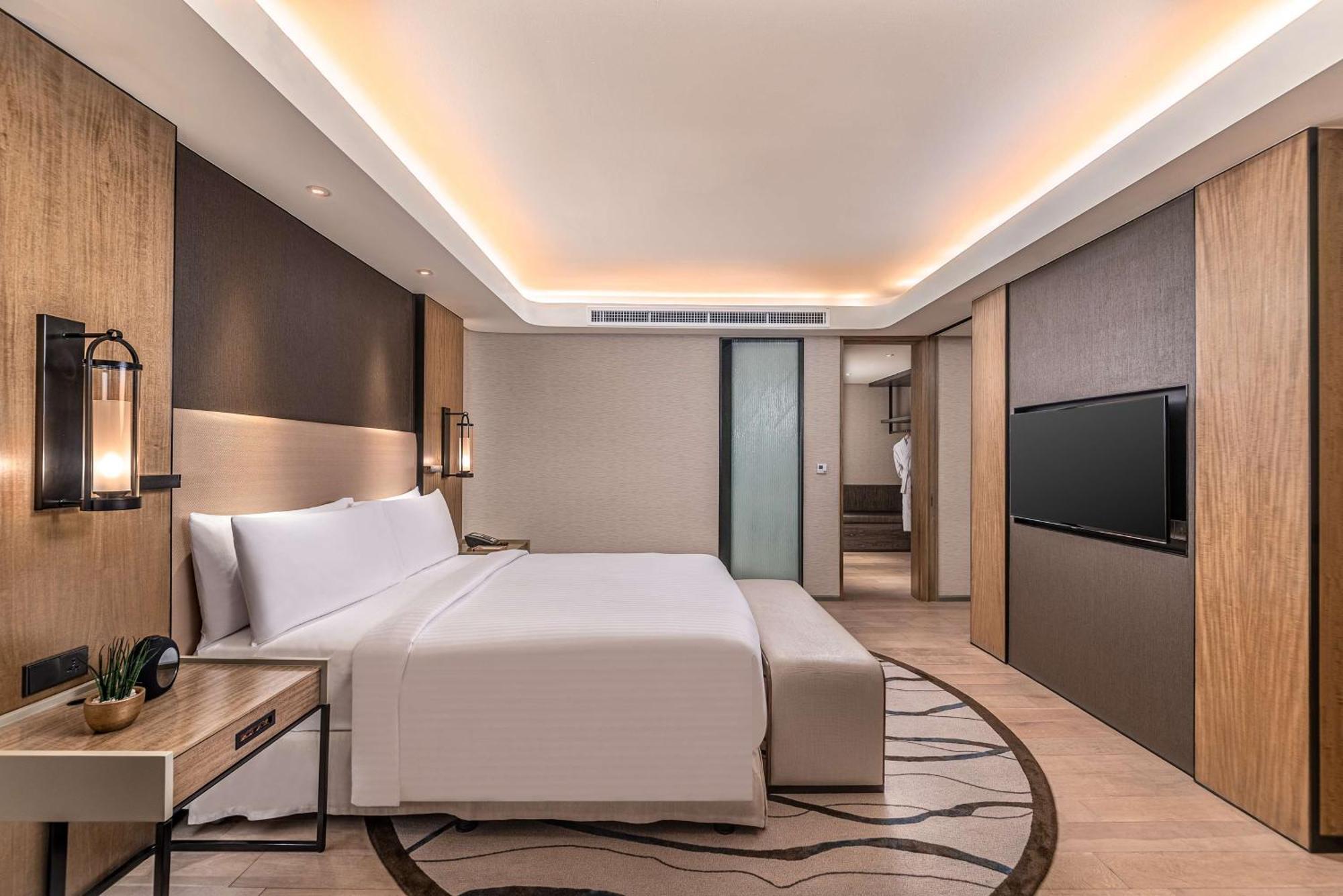 Hotel Conrad Manila Pasay Exterior foto A bedroom at the hotel