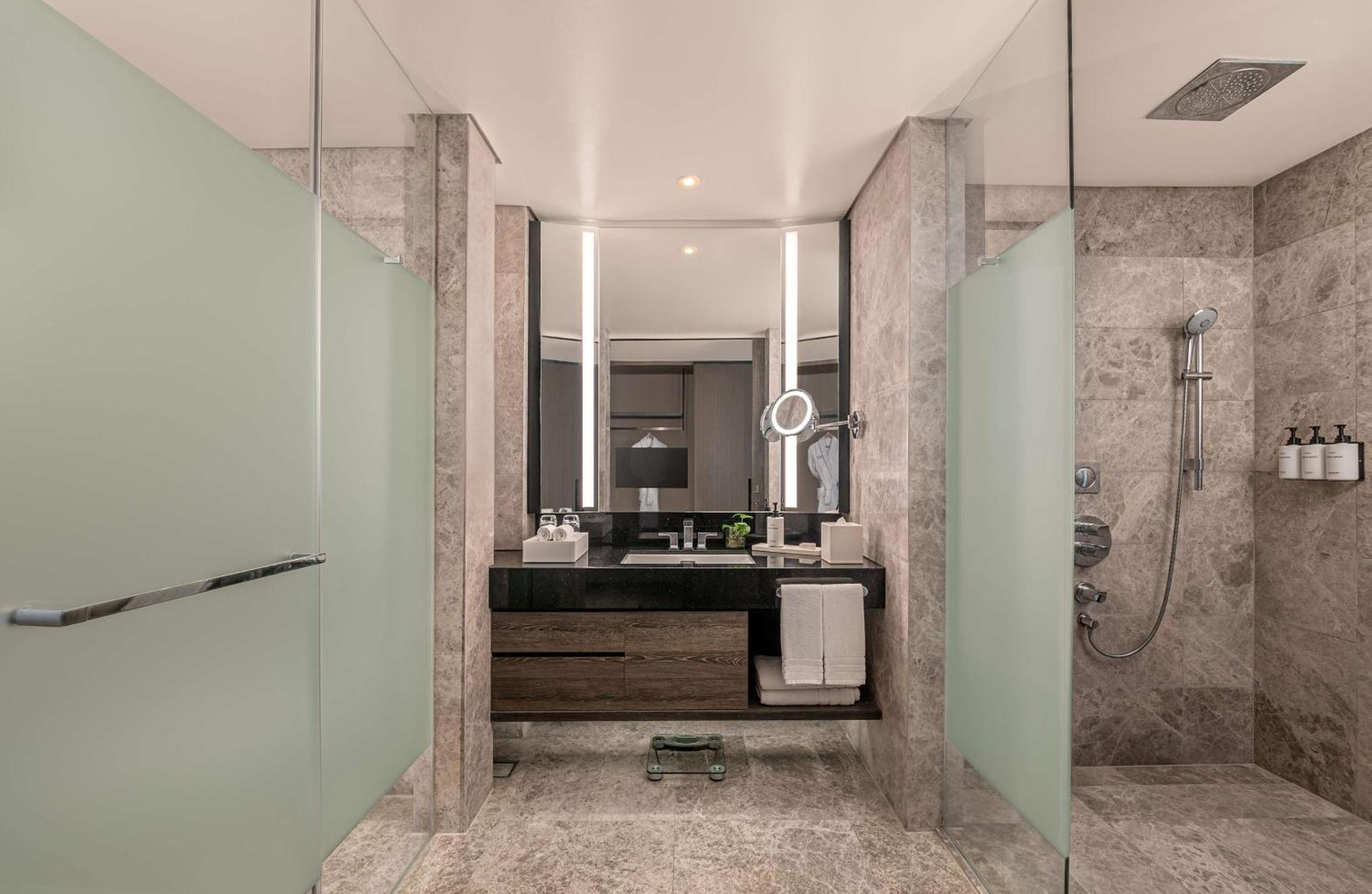Hotel Conrad Manila Pasay Exterior foto Bathroom