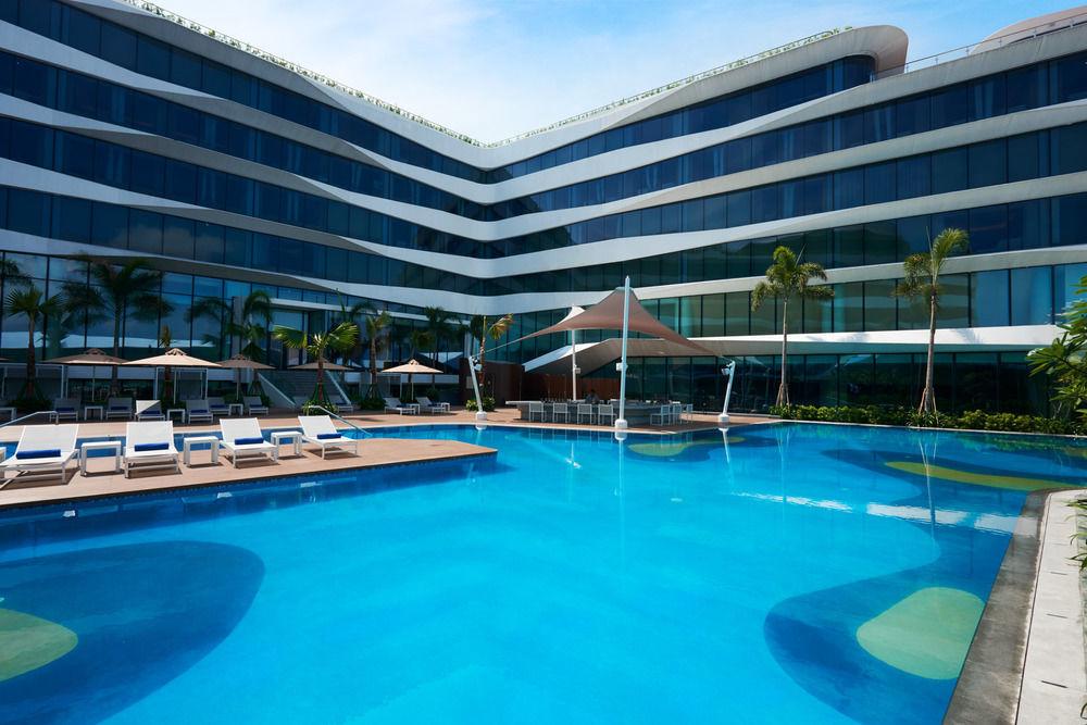 Hotel Conrad Manila Pasay Exterior foto The swimming pool at the hotel